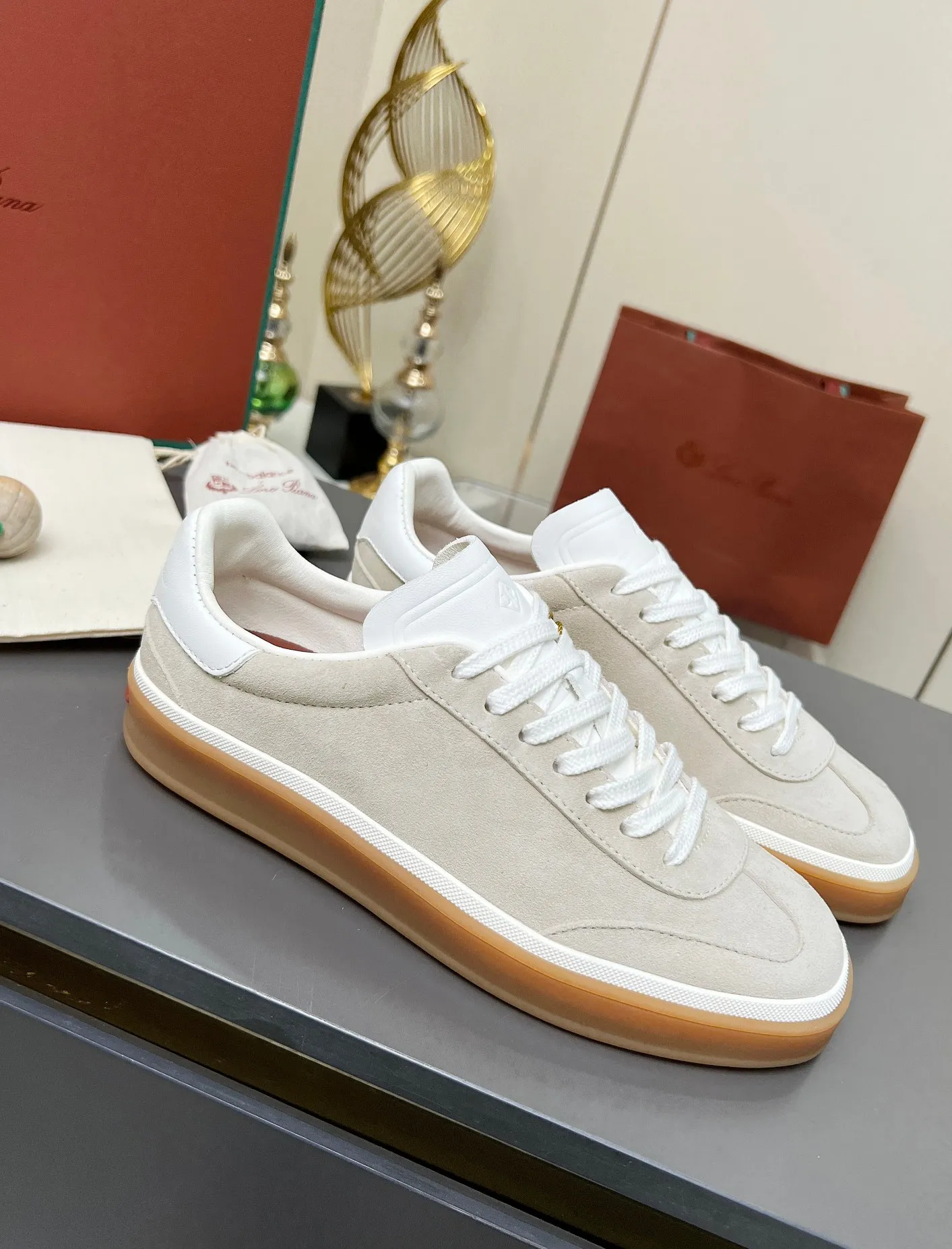 Factory price: 580💰Purchase level, high version🦅⛳️ Italy [Loro men's shoes💰iana] Tennis walk series L men's shoes💰Couple moral training shoes casual sports shoes sneakers🎁🎁 Original purchase development and production This new suede tennis shoe adopts an ultra-low design, suitable for wearing all year round👫👫 The wrapped sole creates an effortlessly attractive color combination that harmoniously blends functionality with understated style, making it the ideal shoe for urban wear. Soft calfskin tongue with Kummel color insert at the heel, embossed L Men's shoes 💰 Logo Cotton lace upper, cowhide suede sole Rubber-lined calfskin ✦ Upper: imported first-layer cowhide ➕ Customized original cowhide ✦ Lining: cowhide lining ➕ Cow leather insole ✦ Sole: Original open-molded T men's shoe 💰R ultra-lightweight outsole ✦Packaging: Original full set of packaging ✦Female size: 35--40, ✦Male size: 39--44, customized 45